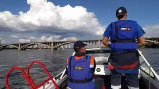 Красноярские спасатели вытащили из Енисея свалившегося с моторной лодки мужчину Красноярские спасатели вытащили из Енисея свалившегося с моторной лодки мужчину