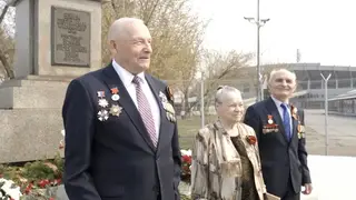 В День Победы на острове Отдыха в Красноярске возложили цветы к памятнику воинам-спортсменам В День Победы на острове Отдыха в Красноярске возложили цветы к памятнику воинам-спортсменам