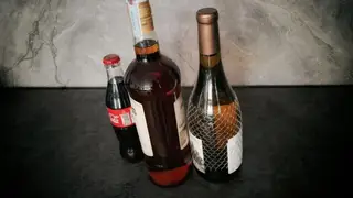 Женщина пыталась вынести из супермаркета 15 бутылок спиртного в Красноярске Женщина пыталась вынести из супермаркета 15 бутылок спиртного в Красноярске