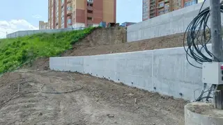 Две подпорные стены построили у крутого обрыва по улице 2-й Огородной в Красноярске Две подпорные стены построили у крутого обрыва по улице 2-й Огородной в Красноярске