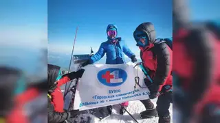 Флаг омской больницы установили на вершине Эльбруса Флаг омской больницы установили на вершине Эльбруса