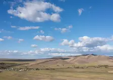 Каменные плиты с изображениями сцен охоты нашли в древних погребениях Хакасии