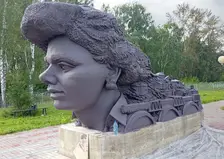 Монументальная скульптура девушки-поезда «Тайга» появилась у вокзала в Красноярском крае