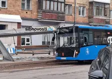 Автобус снёс остановку в Красноярске