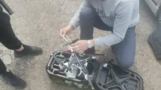 Пытавшихся доставить сотовые телефоны с помощью квадрокоптера людей задержали у стен колонии в Кузбассе Пытавшихся доставить сотовые телефоны с помощью квадрокоптера людей задержали у стен колонии в Кузбассе