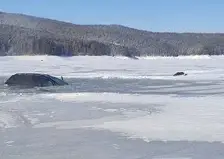 Машина провалилась под лед на Красноярском водохранилище