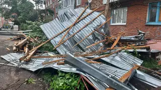 В Красноярском крае мужчина получил смертельные травмы при падении куска крыши во время урагана В Красноярском крае мужчина получил смертельные травмы при падении куска крыши во время урагана