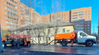 В Красноярске из-за коммунальной аварии затопило улицу Кутузова В Красноярске из-за коммунальной аварии затопило улицу Кутузова