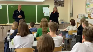 С нарушившими правила безопасности движения школьниками из Красноярска провели беседу полицейские С нарушившими правила безопасности движения школьниками из Красноярска провели беседу полицейские