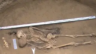 Археологи обнаружили древнее захоронение алтайской кочевницы с золотыми украшениями на голове Археологи обнаружили древнее захоронение алтайской кочевницы с золотыми украшениями на голове