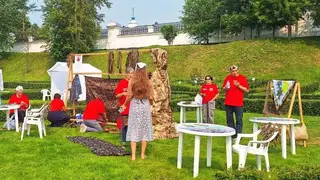 Гостей учили плести маскировочные сети на праздновании Дня семьи в Красноярске Гостей учили плести маскировочные сети на праздновании Дня семьи в Красноярске