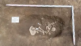 Останки древнего человека с фрагментами оружия нашли во время раскопок в Иркутской области Останки древнего человека с фрагментами оружия нашли во время раскопок в Иркутской области