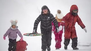 "Прилип языком к качелям": Как уберечь детей от обморожения рассказал врач "Прилип языком к качелям": Как уберечь детей от обморожения рассказал врач