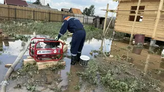 Спасатели продолжают борьбу с последствиями паводка в Емельяновском округе Спасатели продолжают борьбу с последствиями паводка в Емельяновском округе