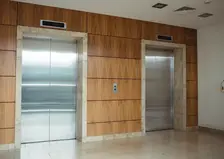 В Красноярске пьяный мужчина разгромил лифт на Ярыгинской набережной