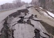 Трасса ушла под землю: в Кузбассе обрушился участок дороги