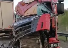 Под Уяром образовалась огромная пробка из-за аварии трех большегрузов
