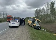 Автобус с детьми попал в ДТП на трассе в Омской области: погиб 12-летний мальчик