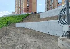 Две подпорные стены построили у крутого обрыва по улице 2-й Огородной в Красноярске