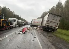 Два водителя погибли в массовой аварии с фурами под Красноярском