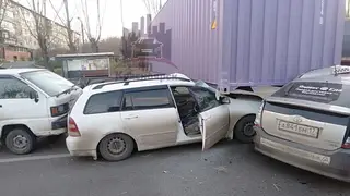 В Красноярске контейнеровоз придавил два легковых автомобиля В Красноярске контейнеровоз придавил два легковых автомобиля