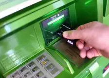 В центре Красноярска происходят сбои при оплате картами: люди массово снимают наличные